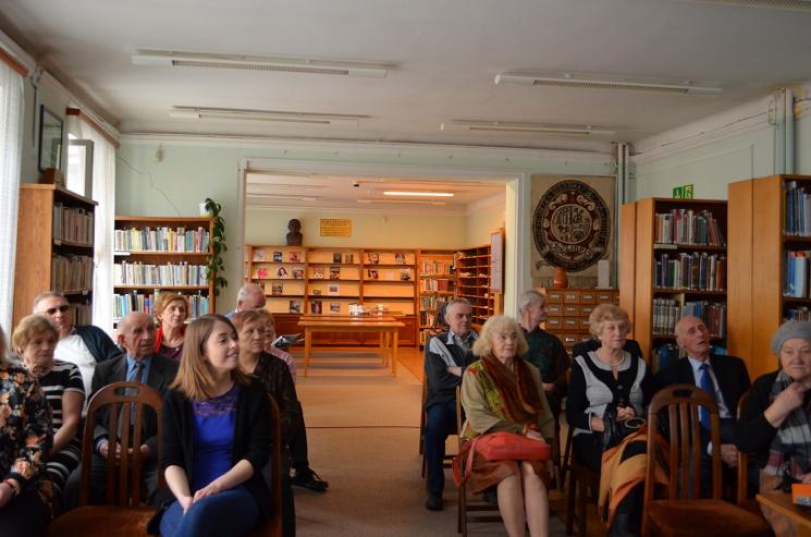 Senior Wigor w Bibliotece