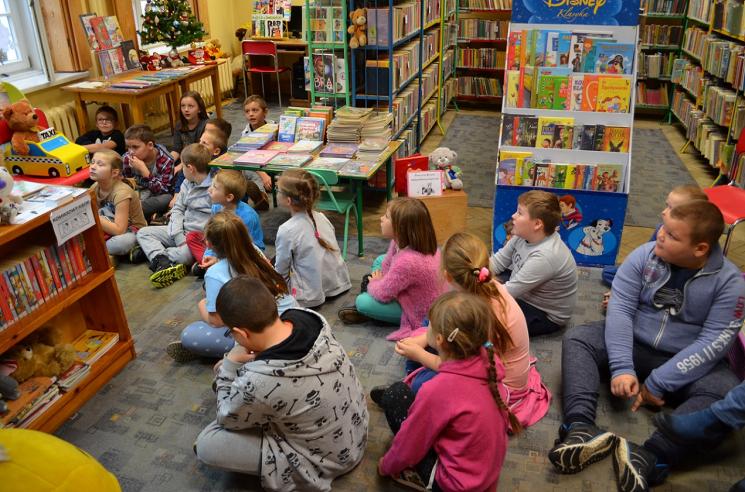 Lekcja biblioteczna dla dzieci z Publicznej Szkoły Podstawowej w Błędostowie