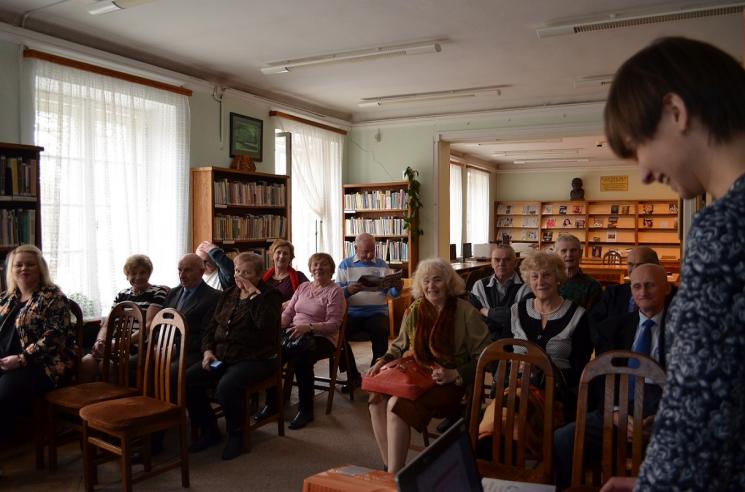 Senior Wigor w Bibliotece