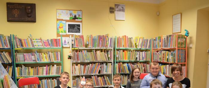 Lekcja biblioteczna dla dzieci z Publicznej Szkoły Podstawowej w Błędostowie