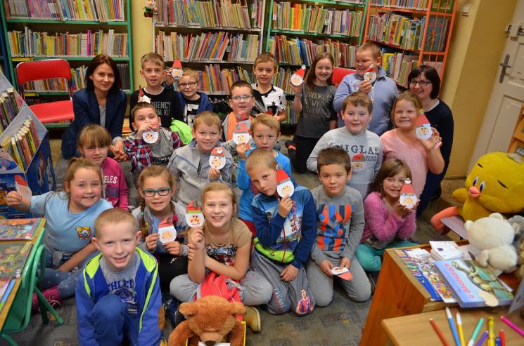 Lekcja biblioteczna dla dzieci z Publicznej Szkoły Podstawowej w Błędostowie