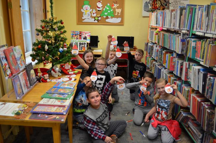 Lekcja biblioteczna dla dzieci z Publicznej Szkoły Podstawowej w Błędostowie