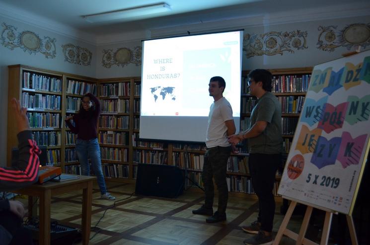 Noc bibliotek