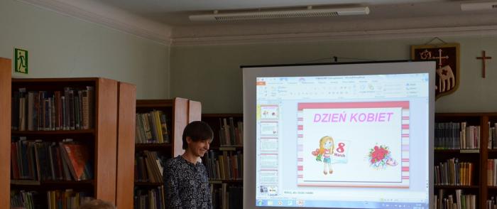 Senior Wigor w Bibliotece