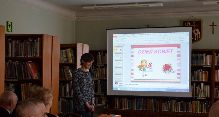 Senior Wigor w Bibliotece