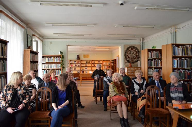 Senior Wigor w Bibliotece