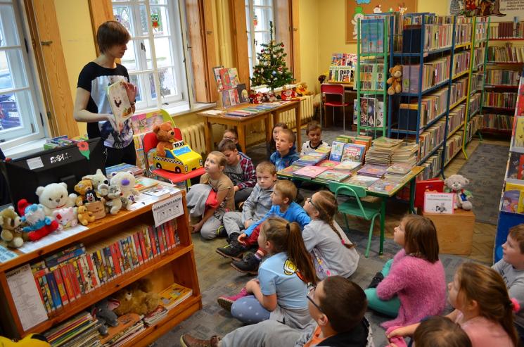 Lekcja biblioteczna dla dzieci z Publicznej Szkoły Podstawowej w Błędostowie