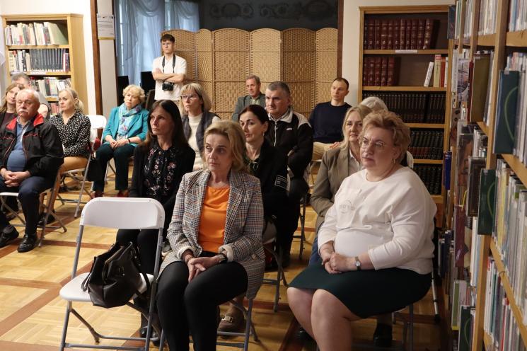 7 osób, 5 siedzi, 2 osoby przemawiają