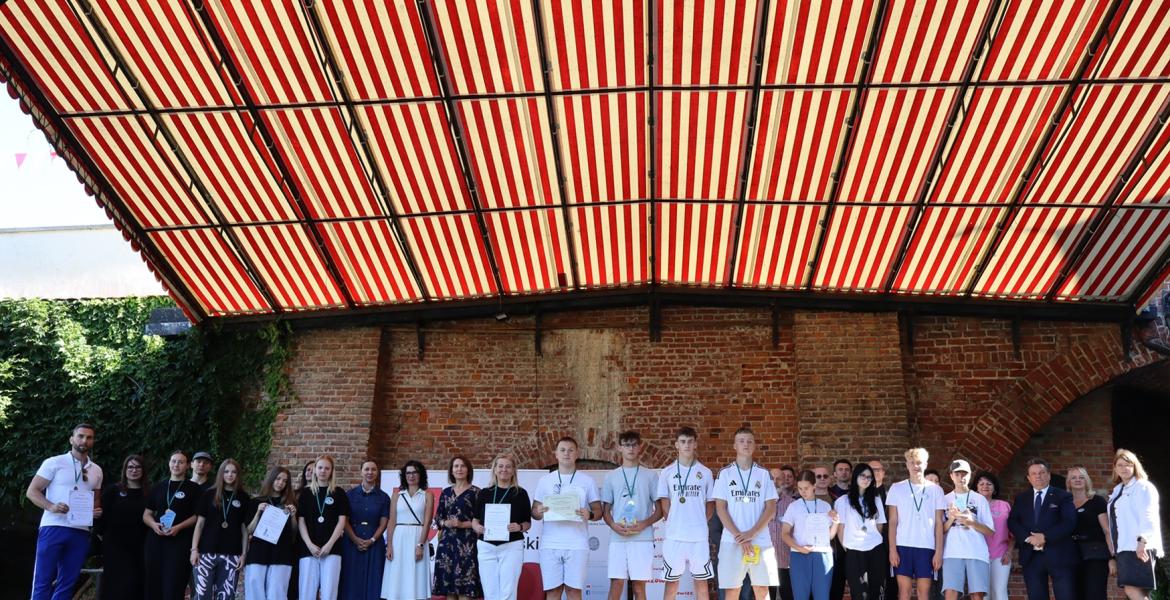Grupowe zdjęcie na scenie, z wyścigu po historię, uczestnicy organizatorzy