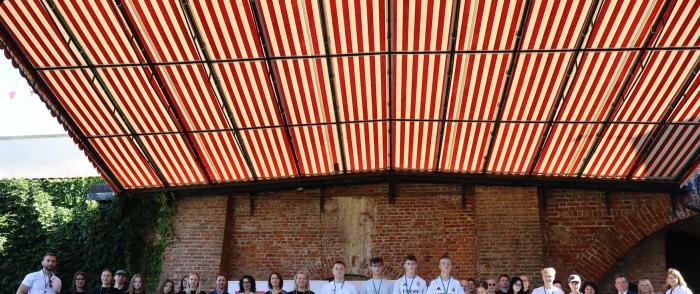 Grupowe zdjęcie na scenie, z wyścigu po historię, uczestnicy organizatorzy