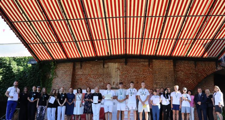 Grupowe zdjęcie na scenie, z wyścigu po historię, uczestnicy organizatorzy