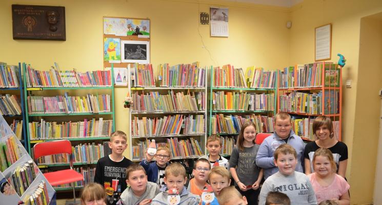 Lekcja biblioteczna dla dzieci z Publicznej Szkoły Podstawowej w Błędostowie