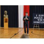Zdjęcie z I edycji Konkursu Poezji i Prozy Wiktora Gomulickiego z uczestnikiem konkursu