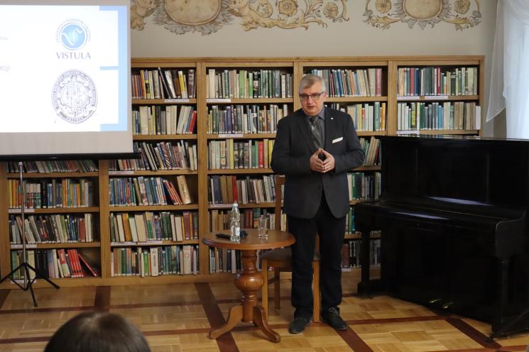 7 osób, 5 siedzi, 2 osoby przemawiają