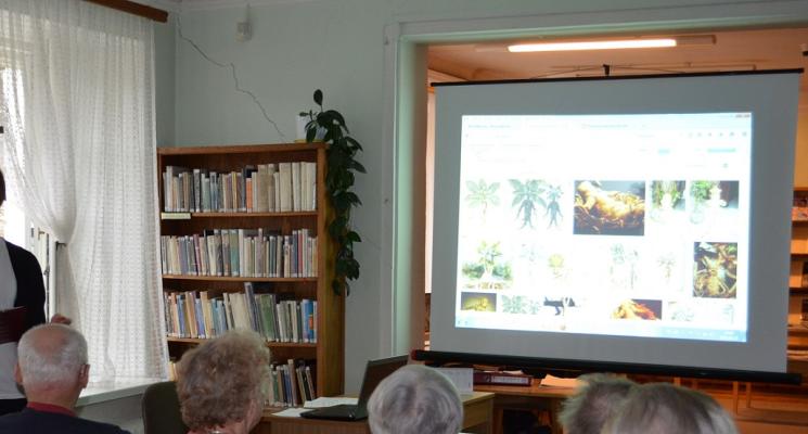 SENIOR-WIGOR z odwiedzinami w bibliotece